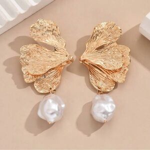 Nasty Gal Pearl Flower Droplet Earrings